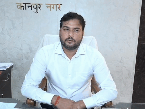 BSA हरिओम सिंह ने कहा कि जांच में सरकारी स्कूल में राजनीतिक पार्टी के मुखिया का जन्मदिन मनाया गया। इसके बाद प्रधानाध्यापक कर कार्रवाई हुई।