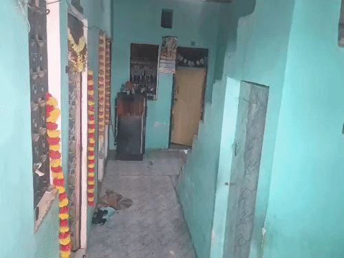 इसी घर के बाथरूम में पुलिस को पति की लाश मिली। इसके लिए पुलिस को बाथरुम की टाइल्स तोड़नी पड़ीं।