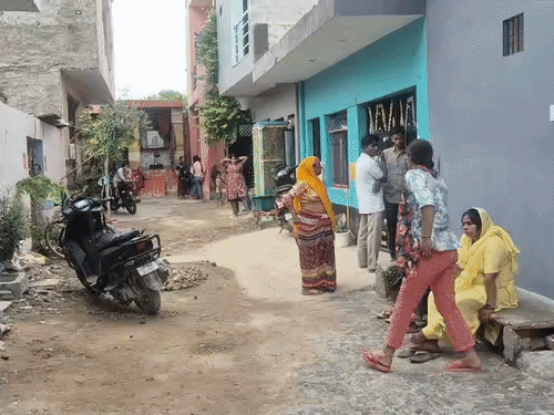 इसी गली में मकान है। हत्या की खबर मिलते ही घर के बाहर लोगों की भीड़ लग गई।