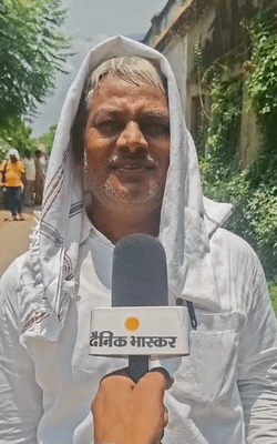 मऊ के रहने वाले श्रीराम सरकारी विद्यालय में टीचर हैं।