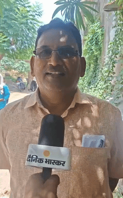 अवधेश कुमार चित्रकूट में प्रधानाध्यापक हैं।