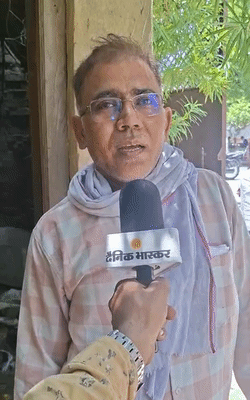 अमित सिंह, प्रधानाध्यापक हैं लेकिन टीईटी परीक्षा देने पहुंचे।