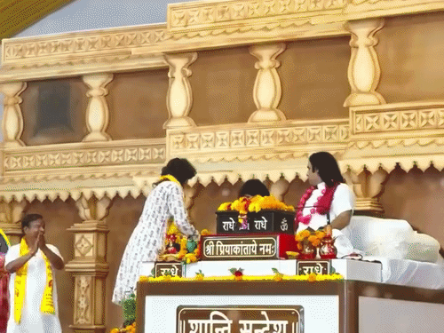 मंच से भागवत पाठ करने से पहले देवांश ठाकुर ने पिता देवकीनंदन ठाकुर का आशीर्वाद लिया। (फाइल फोटो)