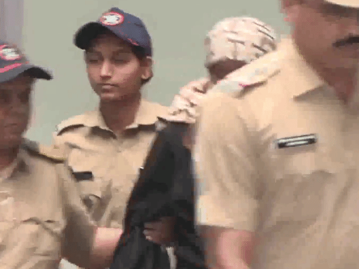 पुलिस ने शुक्रवार को आरोपी सिया और चेतन को महाराष्ट्र के वडगांव मावल कोर्ट में पेश किया। - Dainik Bhaskar