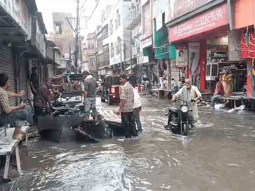 सड़कों पर जलभराव ने लोगों की मुश्किलें बढ़ा दीं। चौक बाजार में एक स्कूटी बह गई।