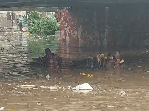 बारिश के बाद भूतेश्वर रेलवे अंडर पास में पानी भर गया।
