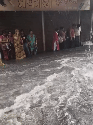 मूसलाधार बारिश से शहर की सड़कों पर जलभराव हो गया।