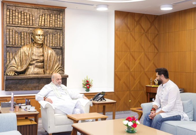गुरुवार को दिल्ली में चिराग पासवान ने अमित शाह से मुलाकात की और भरत एनकाउंटर में पीड़ित परिवार को न्याय दिलाने की अपील की।