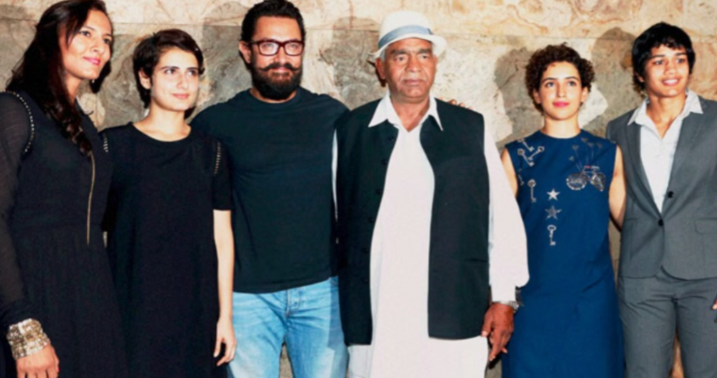दंगल फिल्म के प्रमोशन के दौरान आमिर खान के साथ मौजूद लेफ्ट में गीता और राइट में बबीता फोगाट। साथ में उनके पिता महावीर फोगाट भी मौजूद थे। (फाइल)