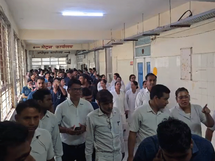 मेडिकल कॉलेज में छेड़छाड़ के खिलाफ प्रदर्शन करने जा रहे डॉक्टर और नर्स.