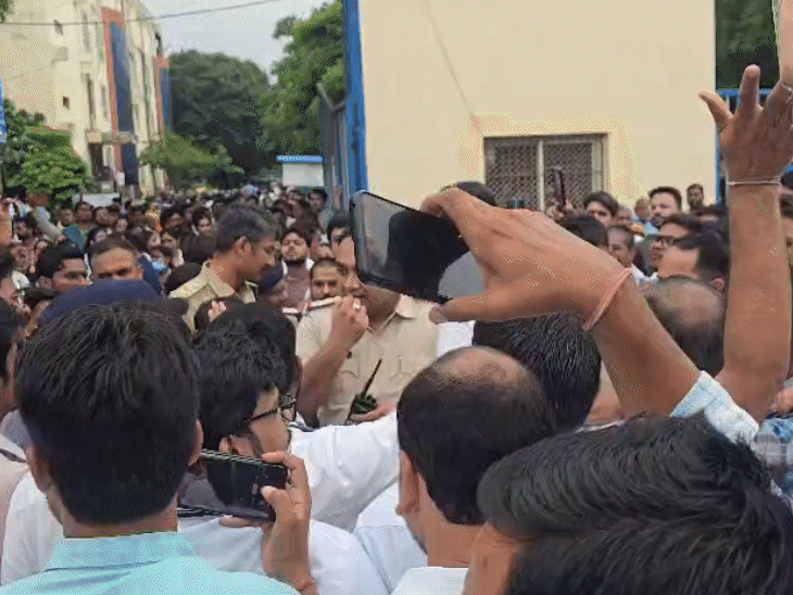 डॉक्टरों और नर्सों ने बीजेपी नेता से जान को खतरा बताया है.