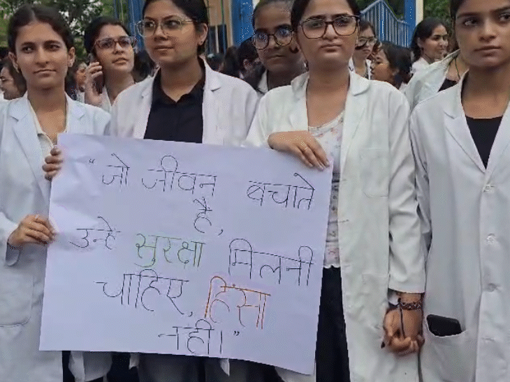 नर्सिंग स्टाफ ने बीजेपी नेता के खिलाफ प्रदर्शन किया.