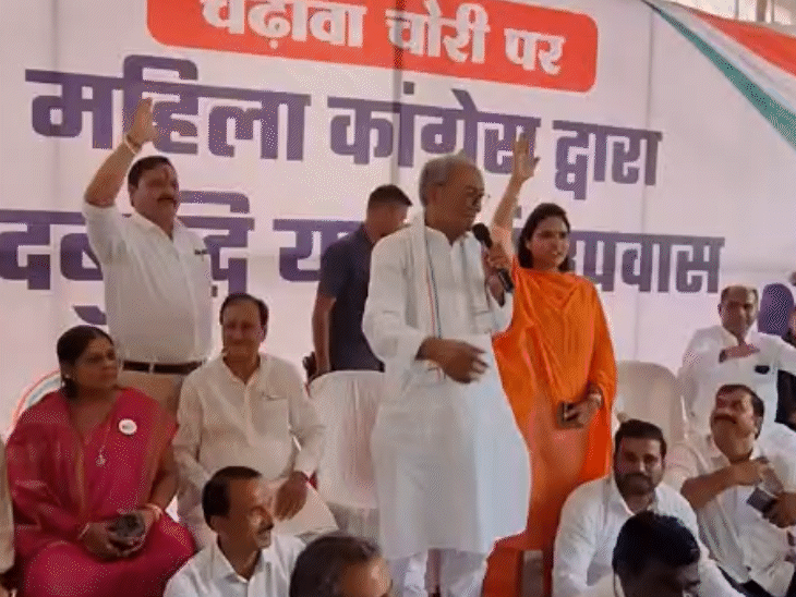 कार्यक्रम को पूर्व मुख्यमंत्री दिग्विजय सिंह संबोधित कर रहे हैं.