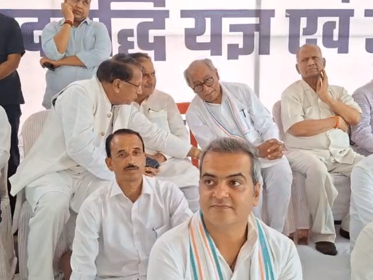 कांग्रेस नेता अनशन पर बैठे हैं.