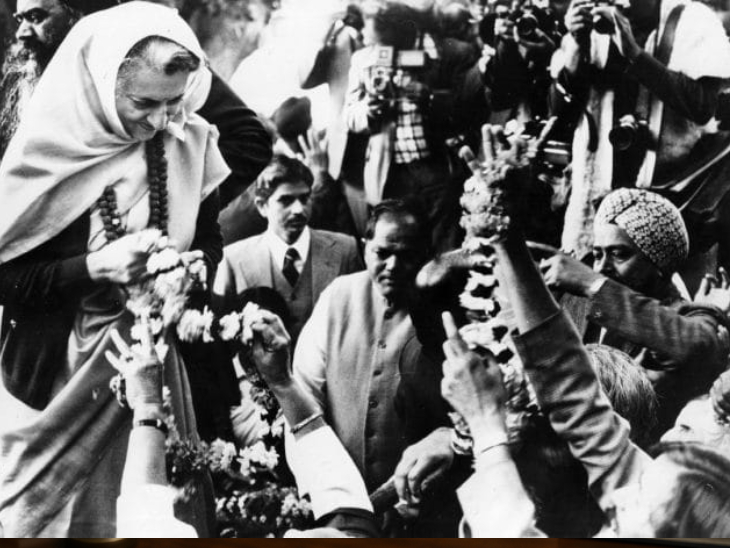 साल 1980, निवडणूक जिंकल्यानंतर लोकांशी भेटून आनंद व्यक्त करताना इंदिरा गांधी.