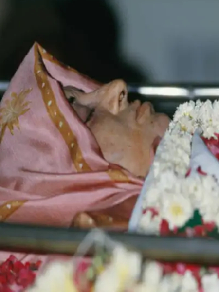 31 ऑक्टोबर 1984, पंतप्रधान इंदिरा गांधी आपल्या अखेरच्या प्रवासावर.