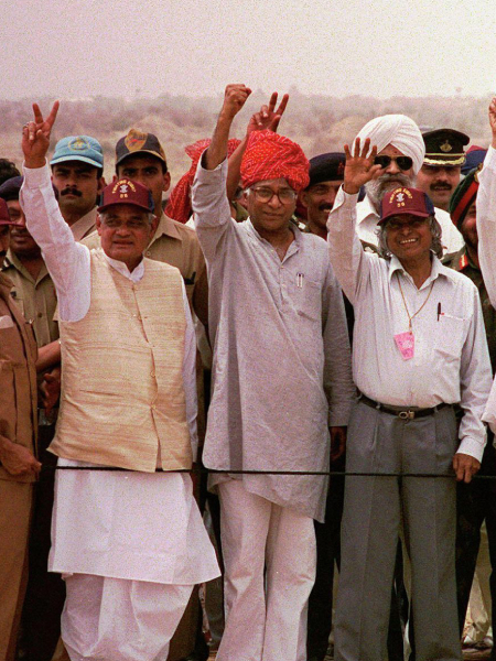 १९९८ साली, पोखरणमध्ये अणुचाचणीनंतर आनंद व्यक्त करताना पंतप्रधान अटल बिहारी वाजपेयी, संरक्षण मंत्री जॉर्ज फर्नांडिस आणि डॉ. अब्दुल कलाम.