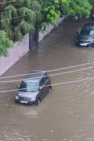 यूपी के कानपुर में मूसलाधार बारिश के बाद सड़कों पर पानी भर गया. कारें और बाइकें डूब गईं