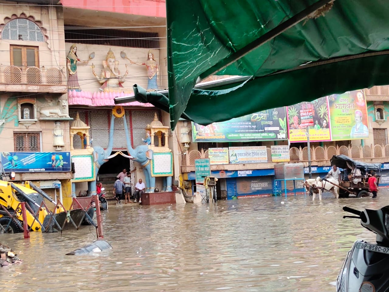 शहर के भूतेश्वर तिराहा पर जलभराव हो गया, जिससे लोगों को आवाजाही में परेशानी हुई।