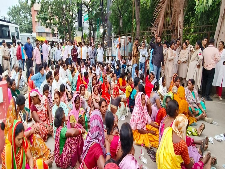 रायपुर में कलेक्ट्रेट के सामने नकटी गांव के विस्थापित फिर से धरने पर बैठे थे।