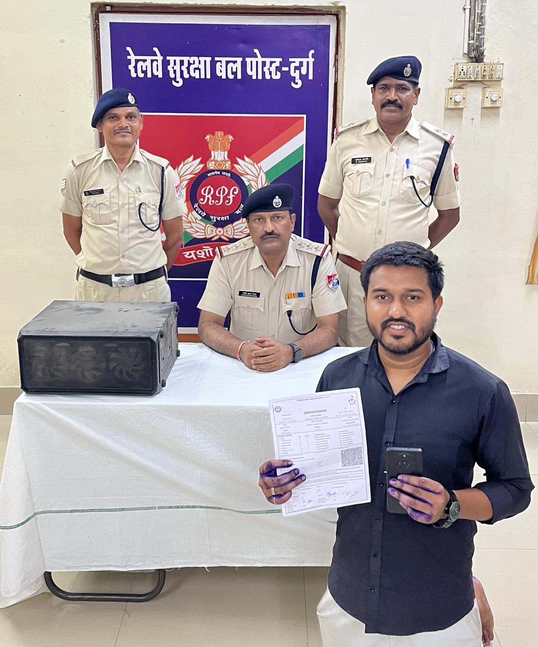 आरपीएफ ने च्वाइस सेंटर संचालक के खिलाफ की है कार्रवाई।