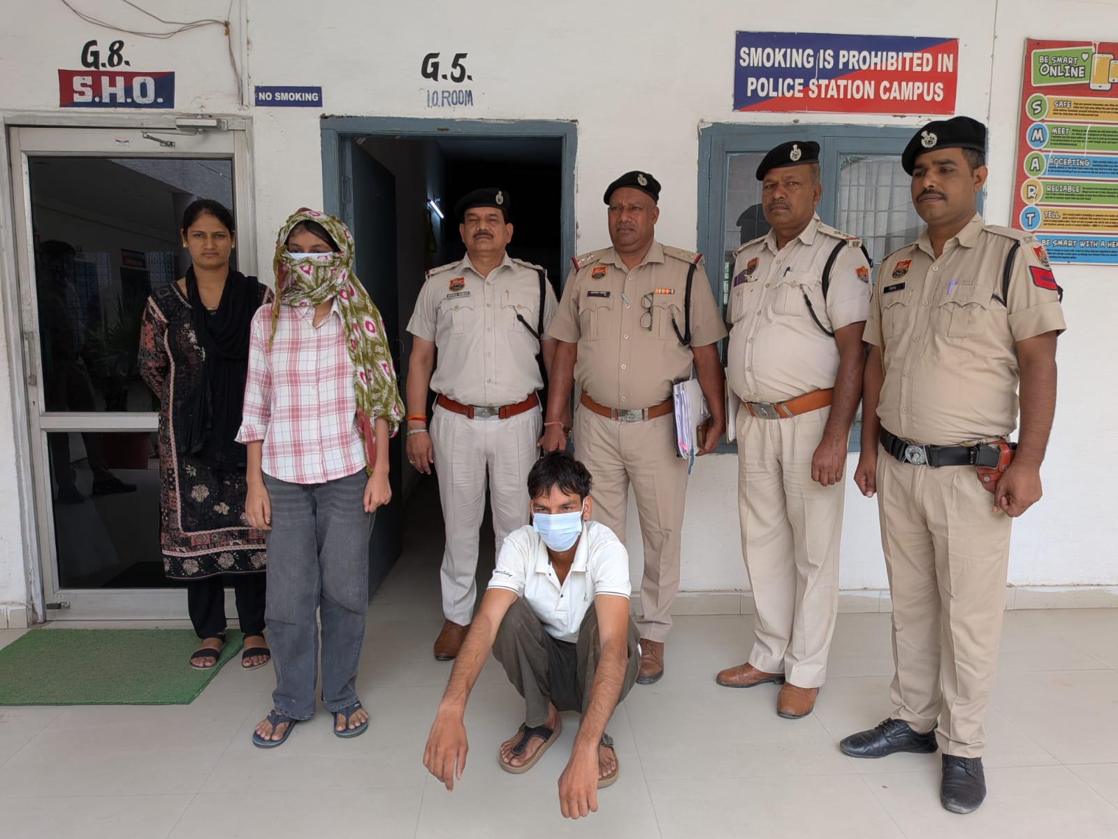 पुलिस टीम के साथ आरोपी पत्नी और प्रेमी का साथी।