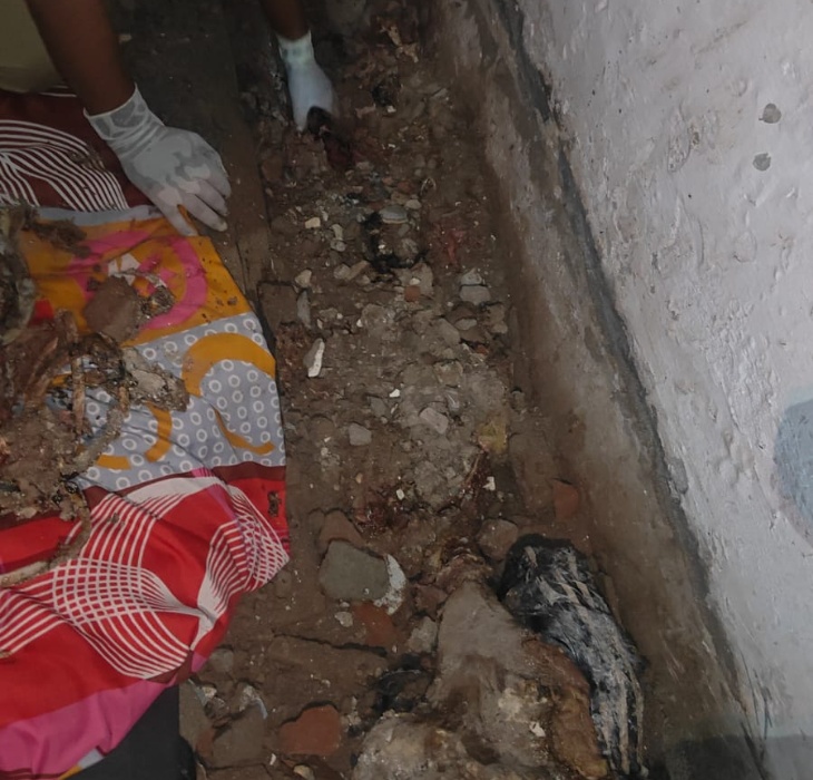 इसी जगह पर लाश दफन थी। पुलिस ने खोद कर कंकाल निकाला है।