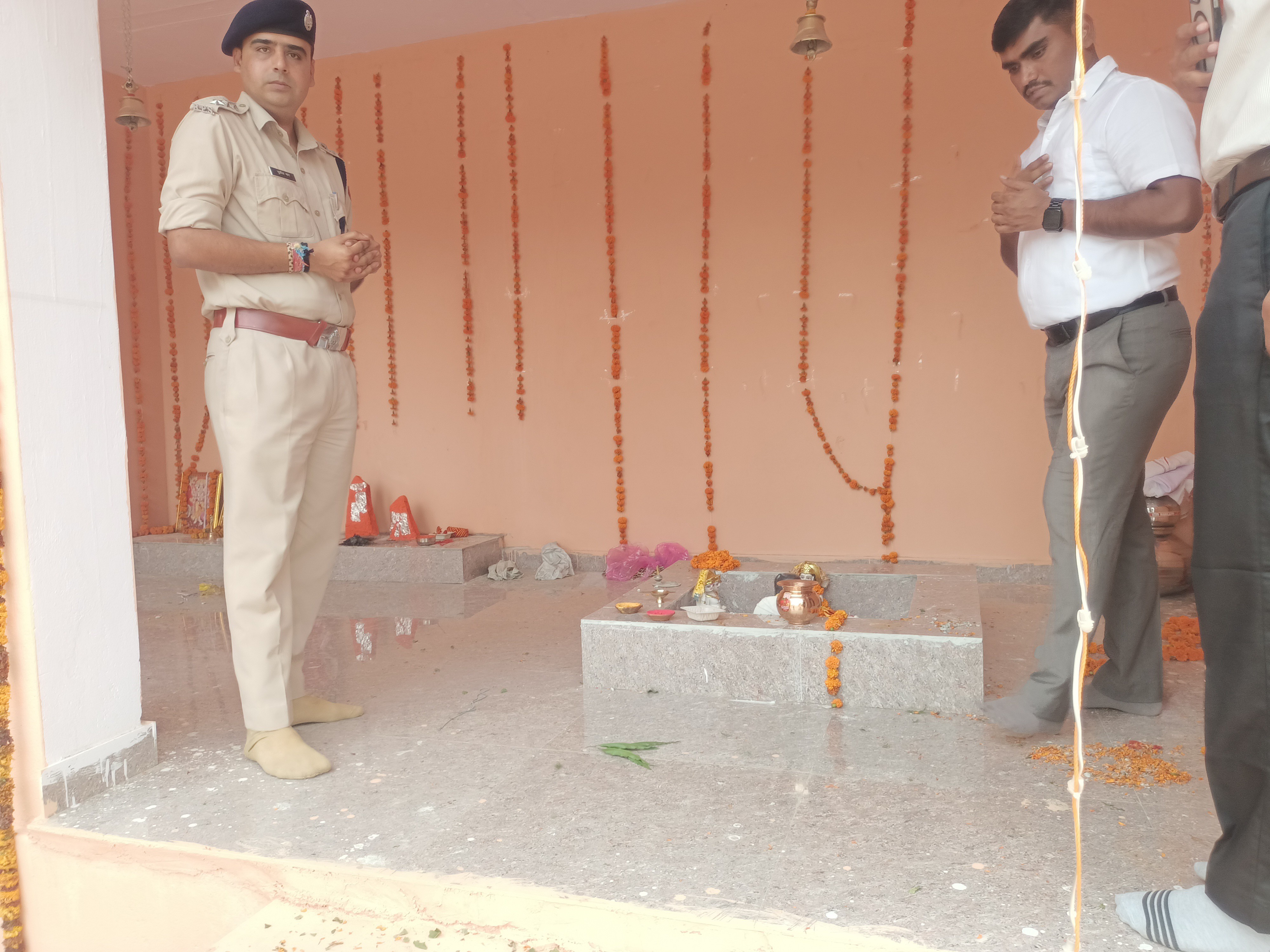 थाना परिसर में नवनिर्मित मंदिर में बजरंगबली और शिव परिवार की मूर्तियों की प्राण प्रतिष्ठा भी की गई।