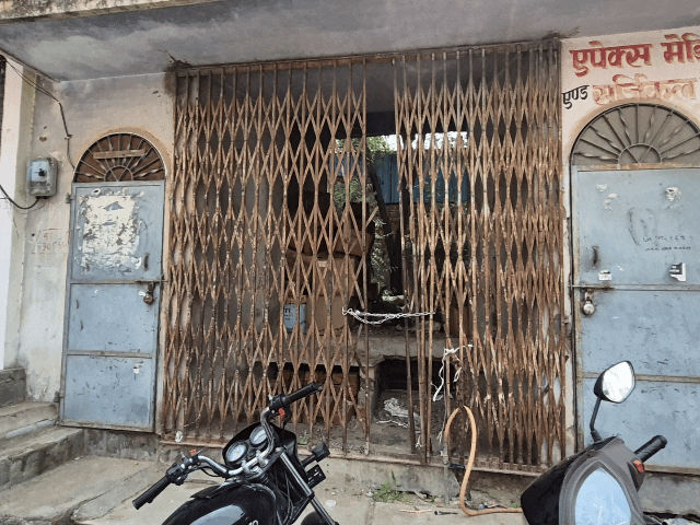 दुकान के पास ही खाली प्लॉट पड़ा है जिसके अंदर से जाकर छत से चोर दुकान में घुसे