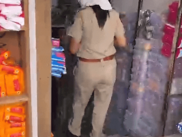सुबह जब दुकान मालिक ने दुकान खोले तो ताले और गल्ले खुले हुए मिले मौके पर कोतवाली पुलिस पहुंची