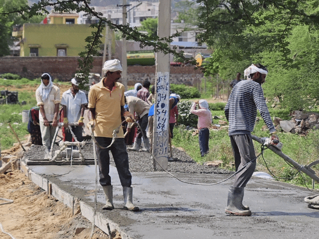 स्थानीय लोगो का कहना है कि सड़क निर्माण में नियमों कीअनदेखी की गई।