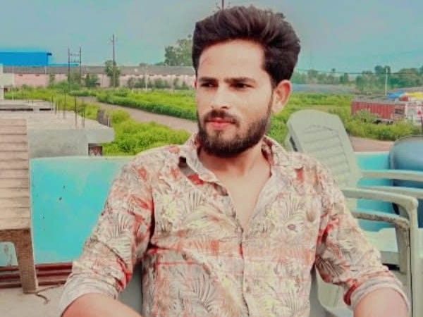 ये तस्वीर है युवक वल्लभ मीना की. परेशान होकर आत्महत्या कर ली।