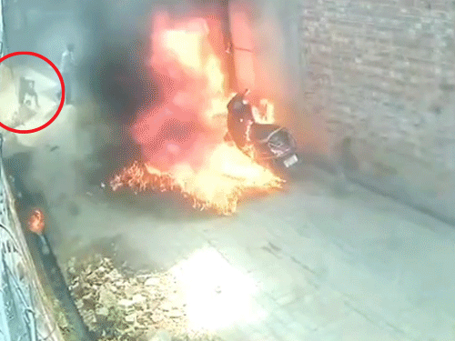 आरोपी (लाल घेरे में) भी आग की चपेट में आया। हालांकि, मौके पर मौजूद व्यक्ति ने कपड़ा मारकर उसकी आग बुझा दी।