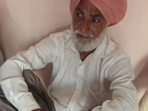 अर्शदीप के बारे में जानकारी देते परिजन।
