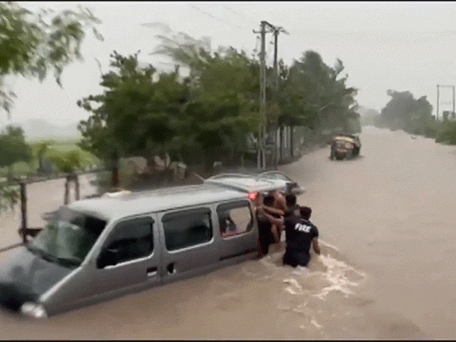 गुजरात के जूनागढ़ में मेंडरडा इलाके में समधियाला गांव के पास बाढ़ के पानी में फंसे 19 लोगों को बचाया गया।