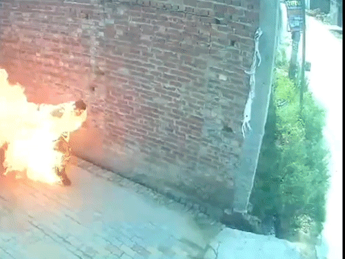 लवप्रीत सिंह देह में लगी आग बुझाने के लिए नाली में कूद गया।