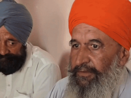 घर पर मौजूद मृतक अर्शदीप के परिजन।