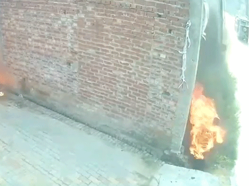 नाली में पानी ज्यादा न होने के चलते लवप्रीत सिंह की आग नहीं बुझी। इसके बाद वह नाली से निकल भागा।