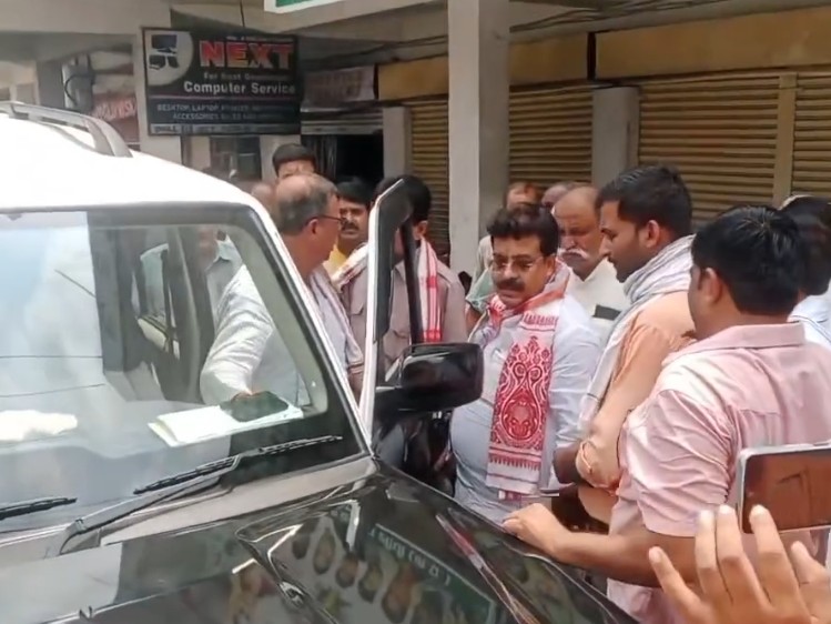 सीधी से निकलते हुए अजय सिंह।