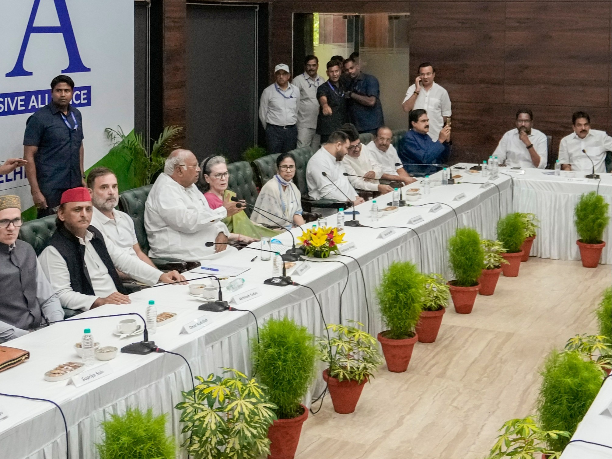 तस्वीर 8 जून की है, जब इंडिया ब्लॉक की दिल्ली में मीटिंग हुई थी। - Dainik Bhaskar