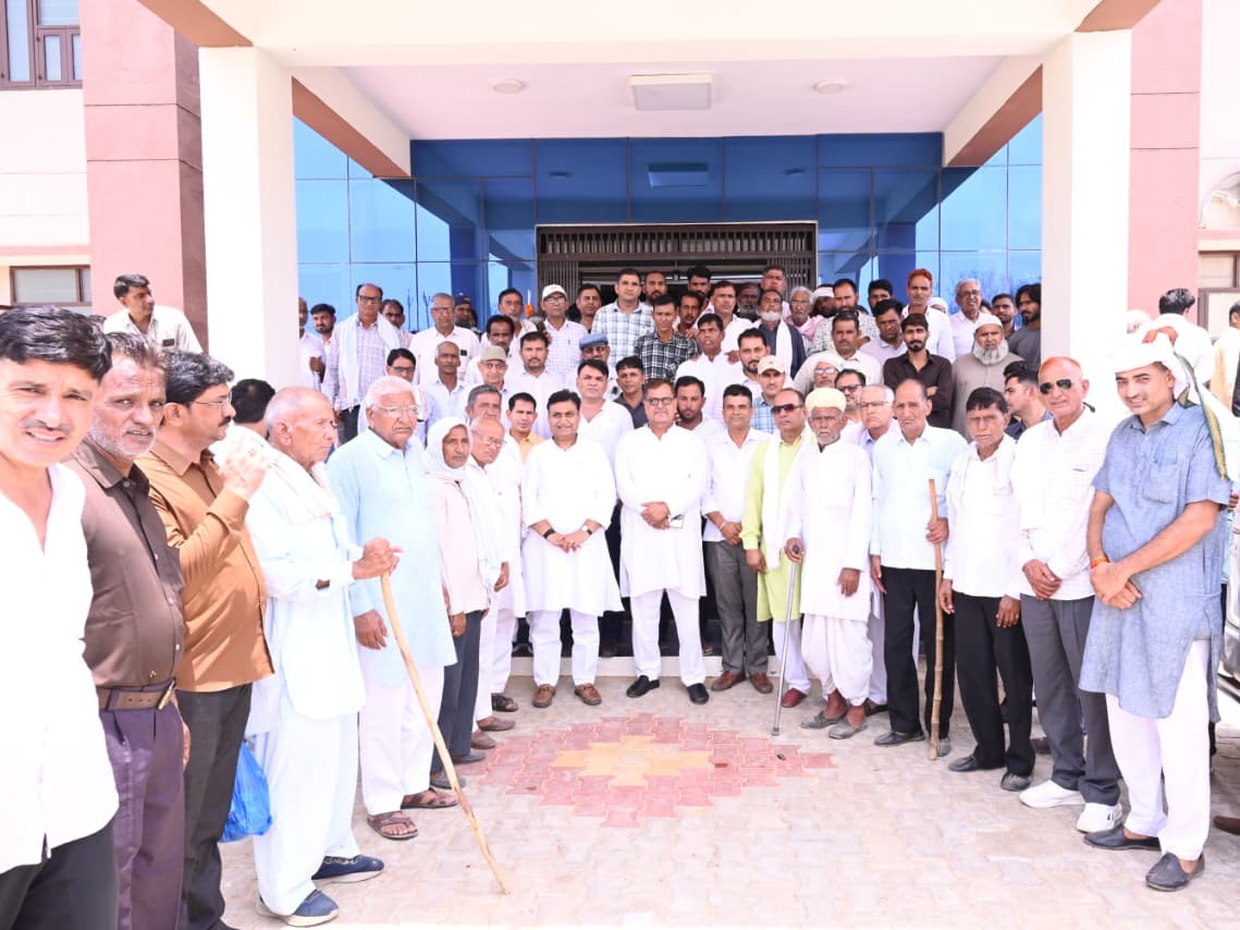 टीकाराम जूली ने स्थानीय निवासियों के साथ फोटो खिंचवाई
