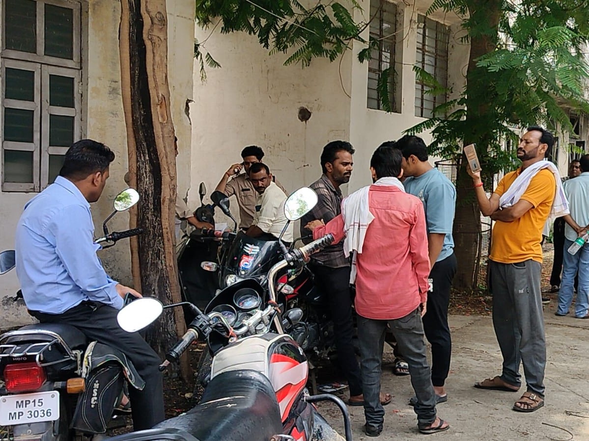 पोस्टमार्टम के बाद शव परिवार को सौंप दिया गया।