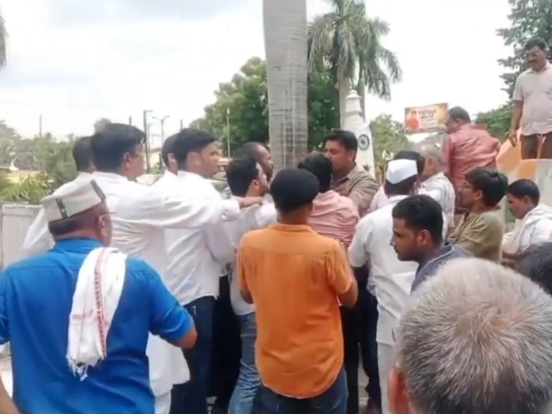 विवाद की तस्वीर।