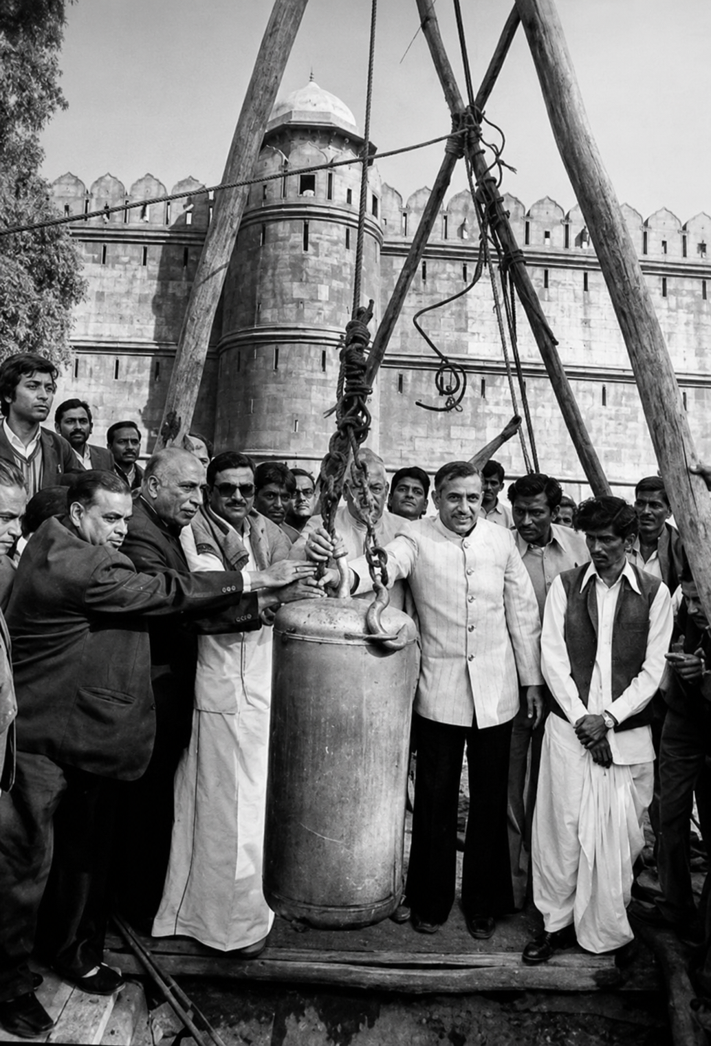 8 डिसेंबर 1977 रोजी केंद्रीय शिक्षण मंत्री पीसी चंदर यांच्या उपस्थितीत ‘कालपत्र’ बाहेर काढण्यात आले होते.