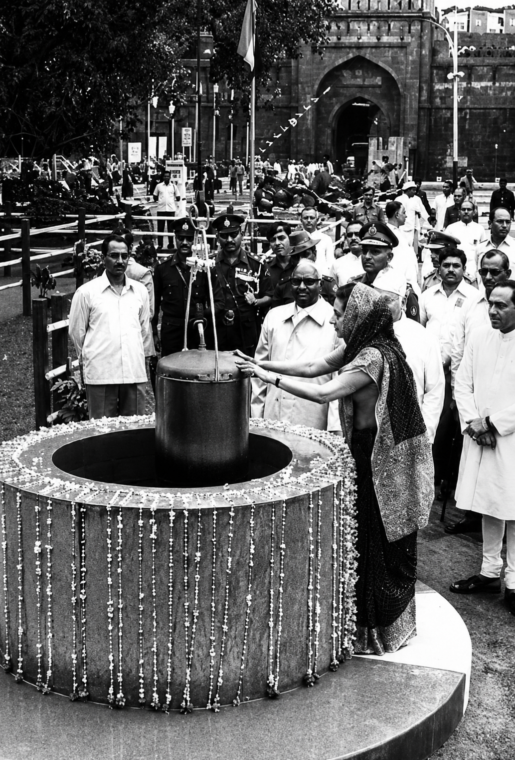 15 ऑगस्ट 1973 रोजी लाल किल्ल्याच्या लाहोरी गेटजवळ पंतप्रधान इंदिरा गांधींनी टाइम कॅप्सूल 'कालपत्र' दफन केले होते.