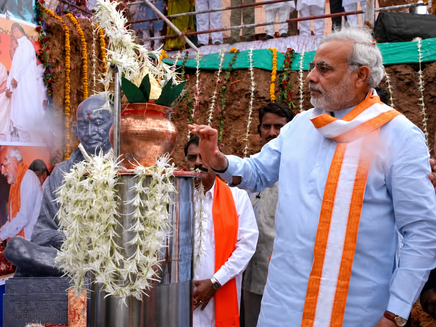 गुजरातच्या महात्मा मंदिरात दफन केलेल्या टाइम कॅप्सूलची पूजा करताना नरेंद्र मोदी.