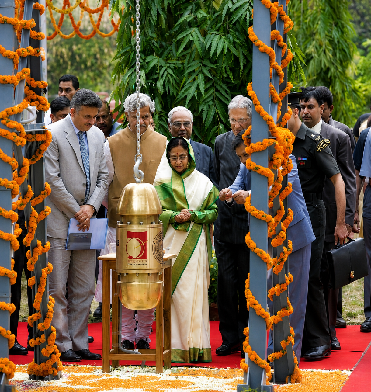 2010 मध्ये आयआयटी कानपूरच्या कॅम्पसमध्ये राष्ट्रपती प्रतिभा पाटील टाइम कॅप्सूल दफन करताना.