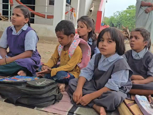 बच्चे खुले आसमान के नीचे पढ़ाई करने के लिए मजबूर।