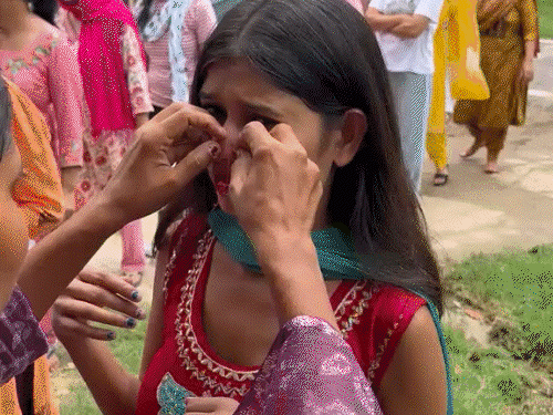 हरियाणा TET एग्जाम में एंट्री के वक्त फीमेल कैंडिडेट से कोका, कुंडल और यहां तक कलावा भी उतरवा दिया गया।