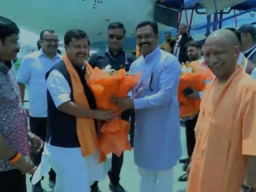 केंद्रीय राज्यमंत्री कमलेश पासवान ने बुके दिया। इस दौरान सीएम योगी, राष्ट्रीय अध्यक्ष और मौजूद अन्य मंत्री किसी बात को लेकर मुस्कुराते नजर आए।